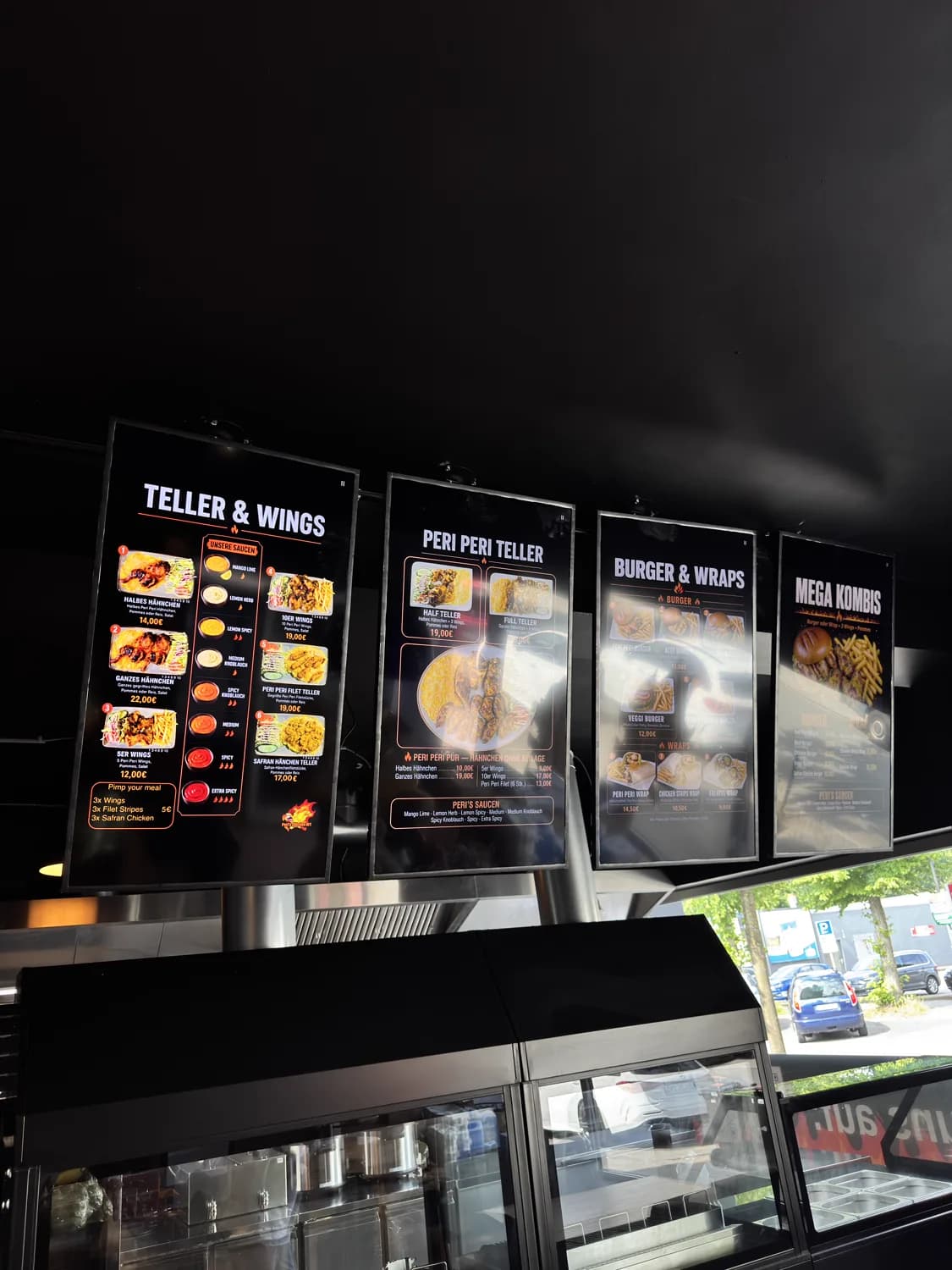 Digitale Menü-Monitore in der Filiale von Peris Chicken